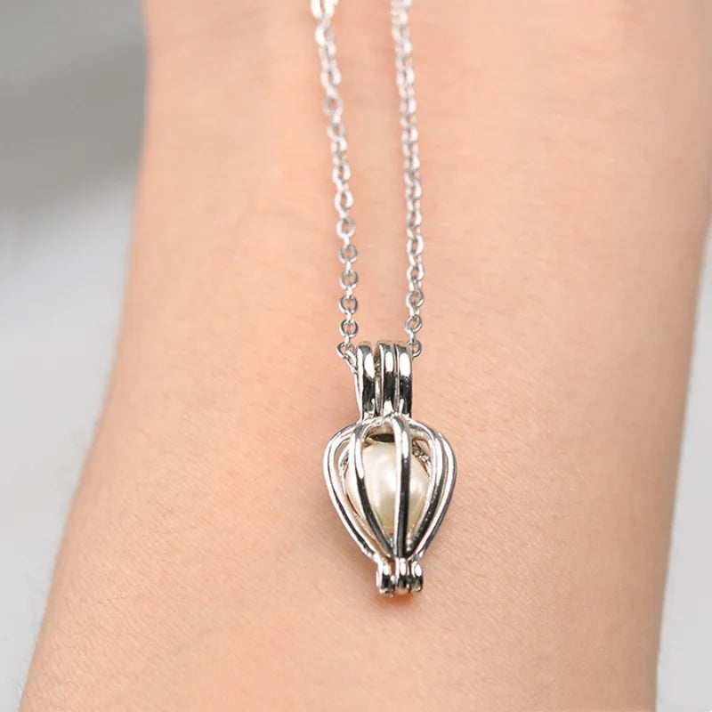 Perle naturelle dans sa coquille avec collier