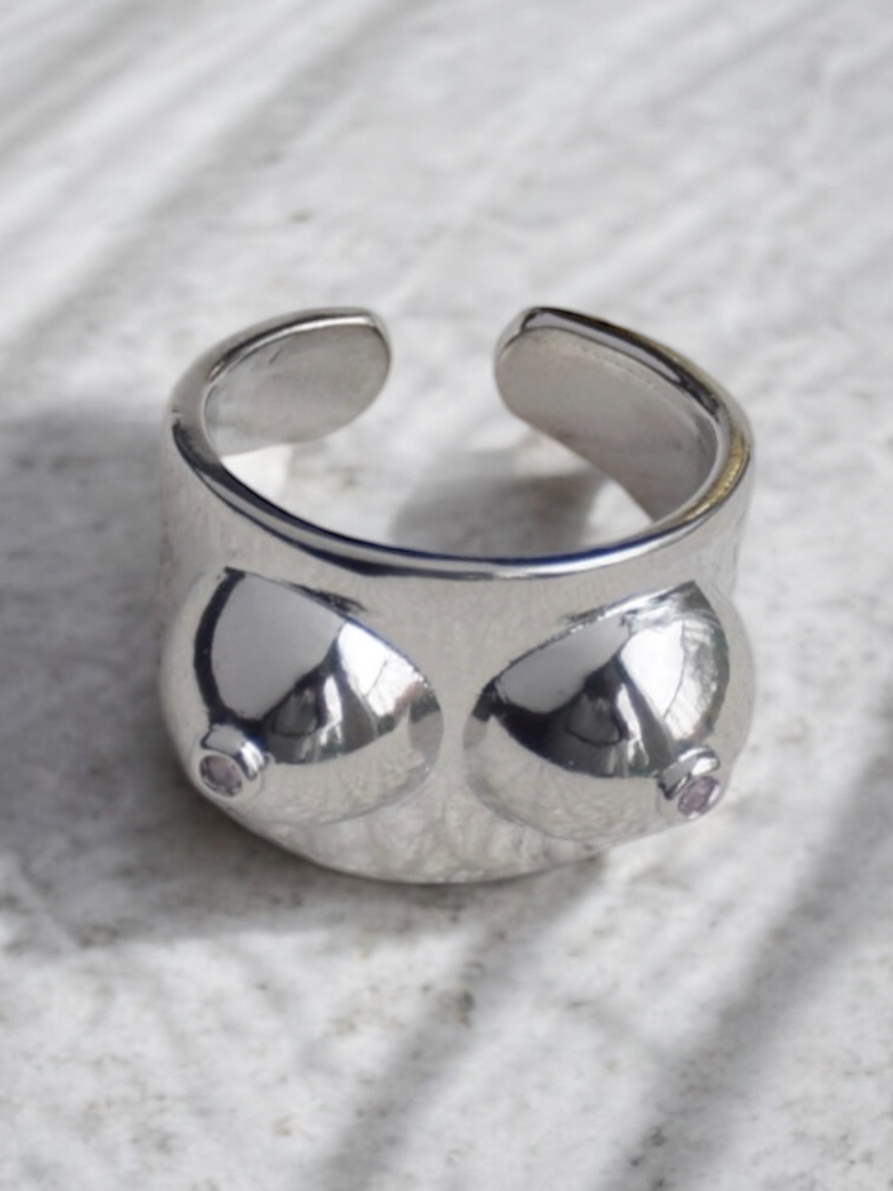 Bague en argent pour les seins