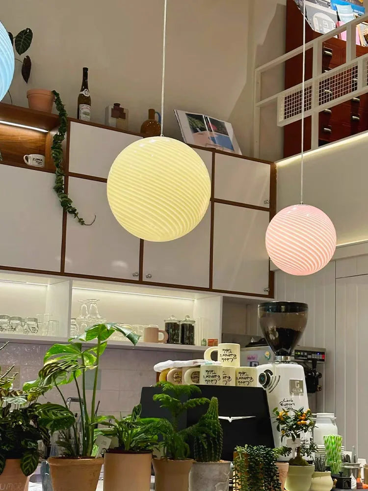 Lampe suspendue tourbillonnante en verre soufflé à la main – Design d'inspiration vintage