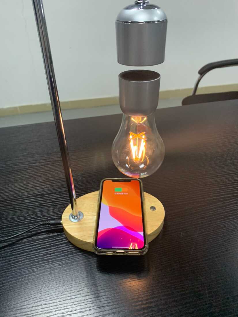 LeviLamp - Svävande Bordslampa - Magnetisk LED-lampa med inbyggd trådlös laddning